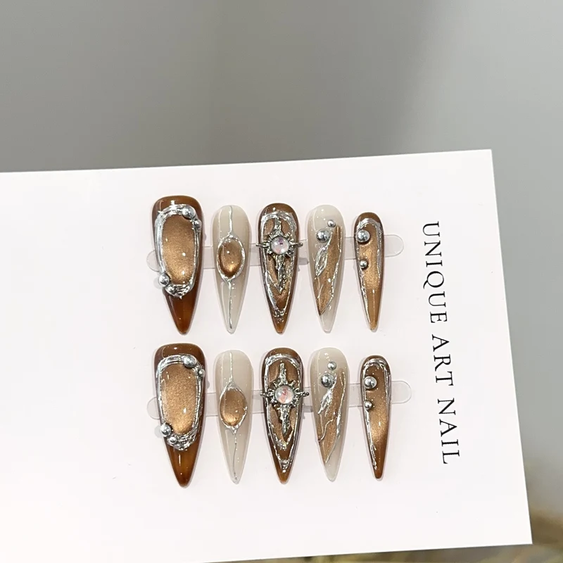 Künstlerisches Press-On-Nageldesign-Set mit einzigartigen Edelstein-Akzenten