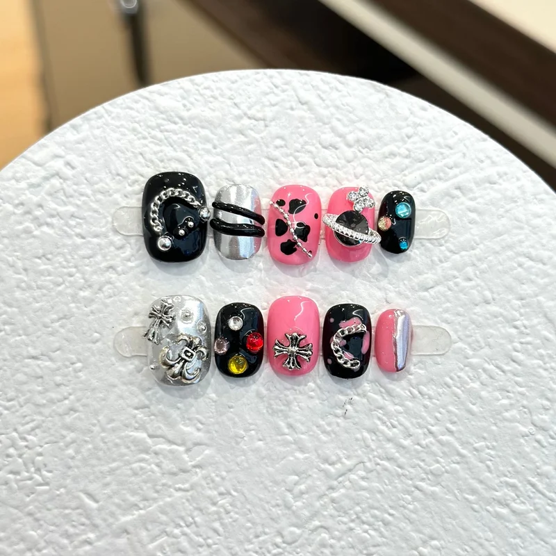 Künstlerisches Press-On Nagelkunst Set mit einzigartigen 3D Akzenten