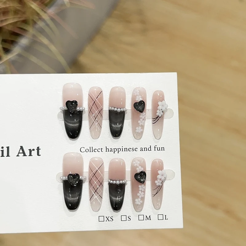 Künstlerisches Druck-Nagelkunst-Set mit floralen und herzförmigen Akzenten