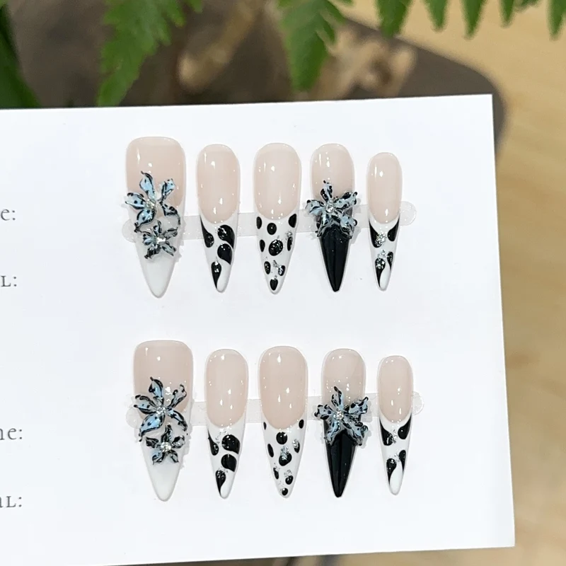 Künstlerisches Blumen- und geometrisches Press-On-Nagelset