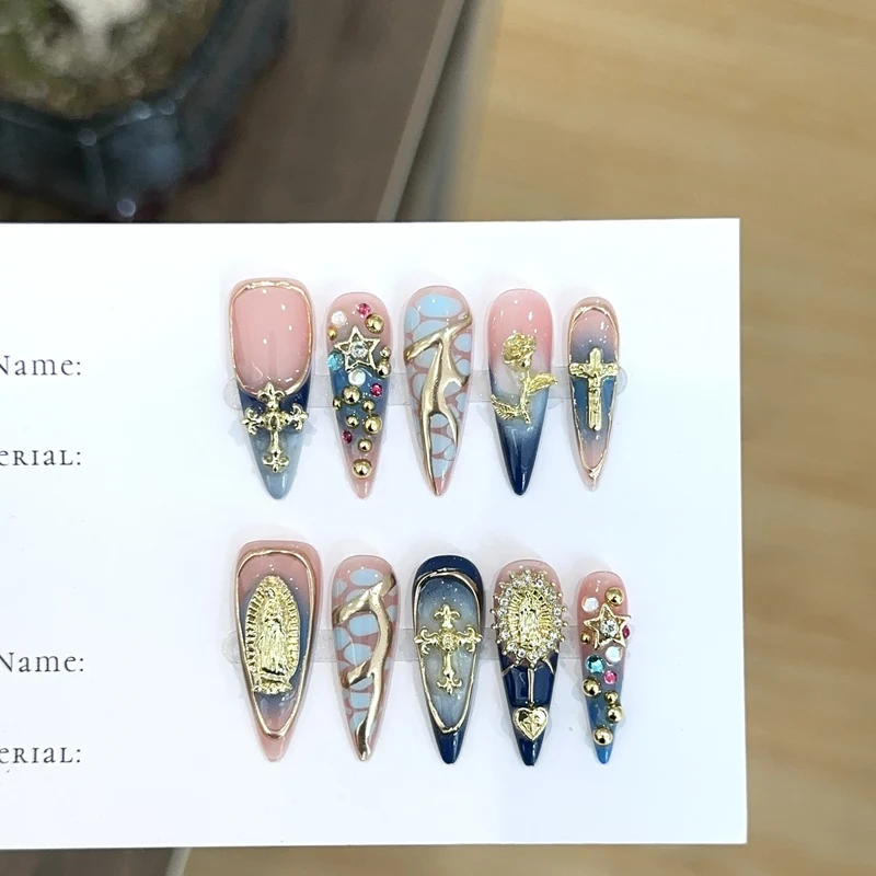 Künstlerisches dekoratives Press-On-Nagelset mit Edelsteinakzenten