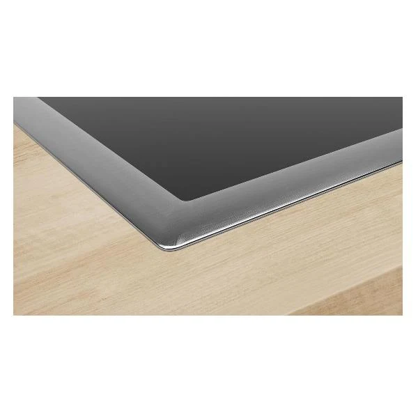 Plaque de cuisson à induction Bosch Série 6 PVS645HB1E à 4 brûleurs (L 58,3 x P 51,3) avec profilés en vitrocéramique noire