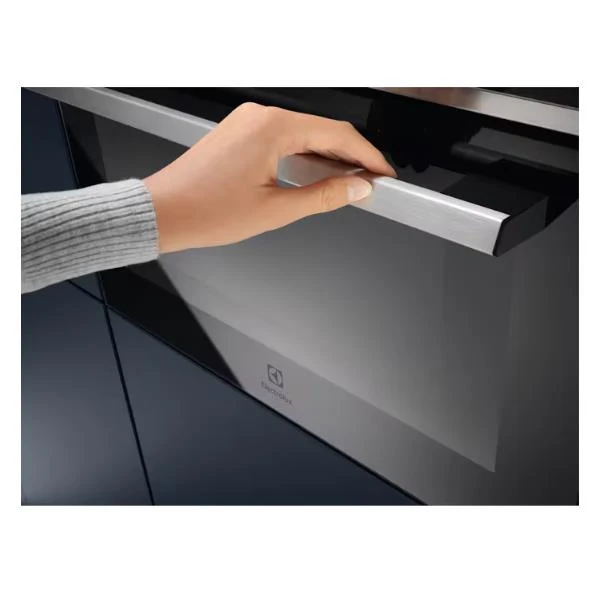 Four à micro-ondes Electrolux série 600 EVM8E08X, 42 litres, 1000 W (H 45 x L 56 x P 55 cm), grill, commandes tactiles, noir
