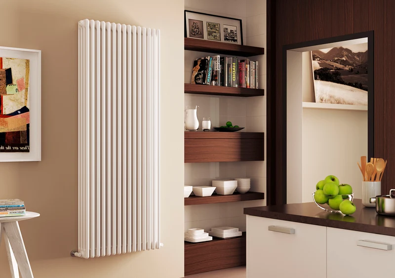 Radiateur complet en acier Cordivari ARDESIA 4 colonnes, de 3 à 16 éléments, entraxe 1944 mm, hauteur 2000 mm, avec capuchons et réducteurs inclus.