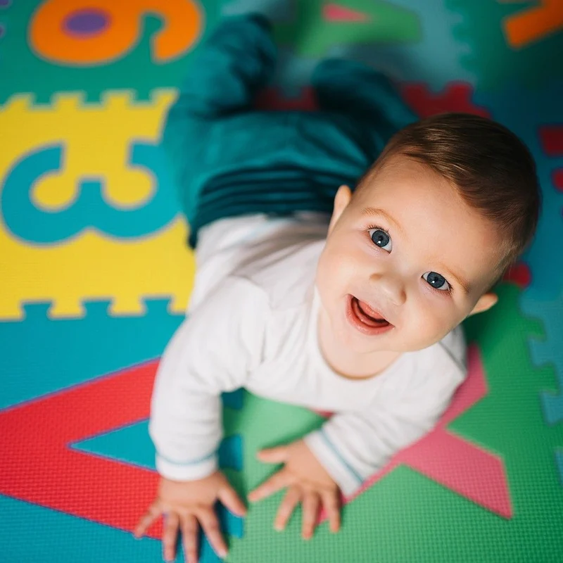 Tapis de jeu puzzle de 9 pièces (32 x 32 x 1 chiffres) pour enfants, idéal pour les jeux d'intérieur.