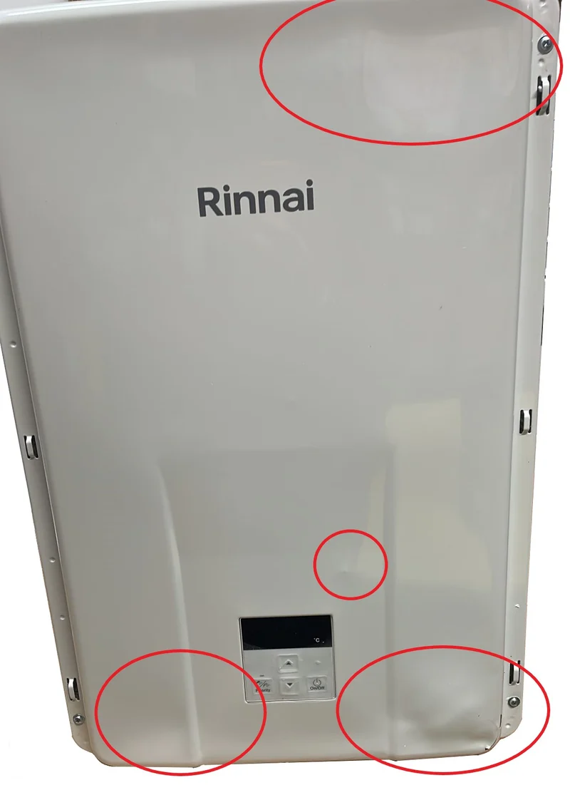 OFFRES SPÉCIALES Chauffe-eau à gaz RINNAI ONE 11i au méthane REU-A1111FFU-NG, complet avec kit d'évacuation des gaz de combustion
