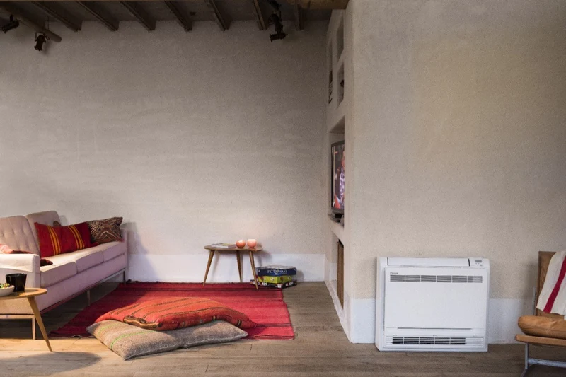Climatiseur Daikin Bluevolution FVXM-F série 9+9 à montage au sol avec 2 unités R-32 et Wi-Fi en option. Télécommande infrarouge incluse. Garantie italienne 9000+9000 heures.