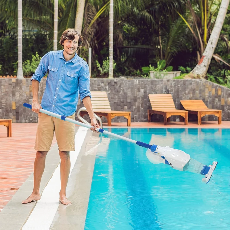 Aspirateur de piscine EasyComfort à batterie avec manche télescopique, brosses et filtre, blanc et bleu