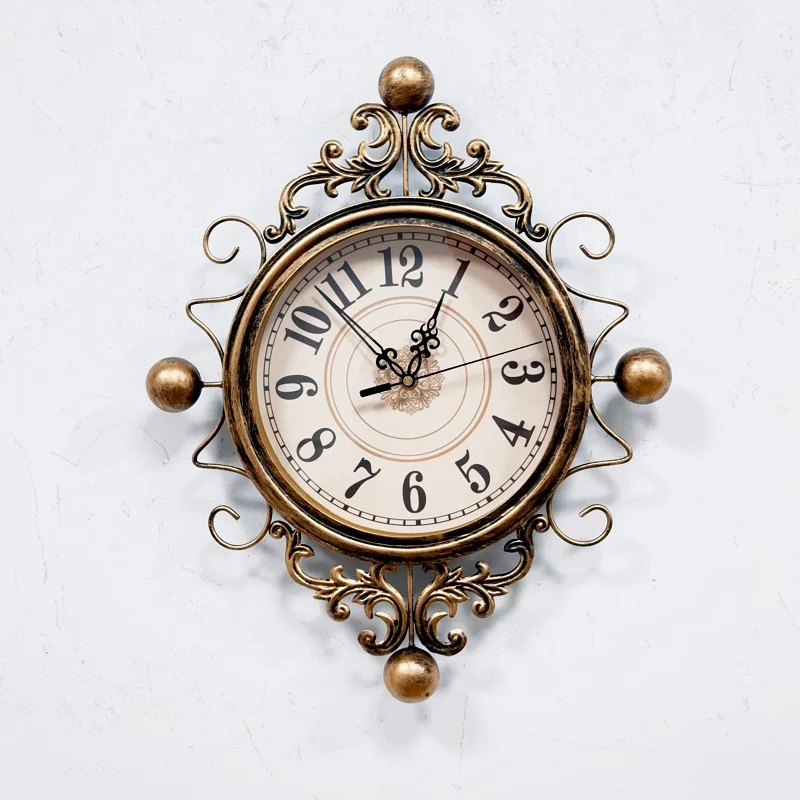 Vintage Dekorative Wanduhr mit Ornamentalem Design Brehn