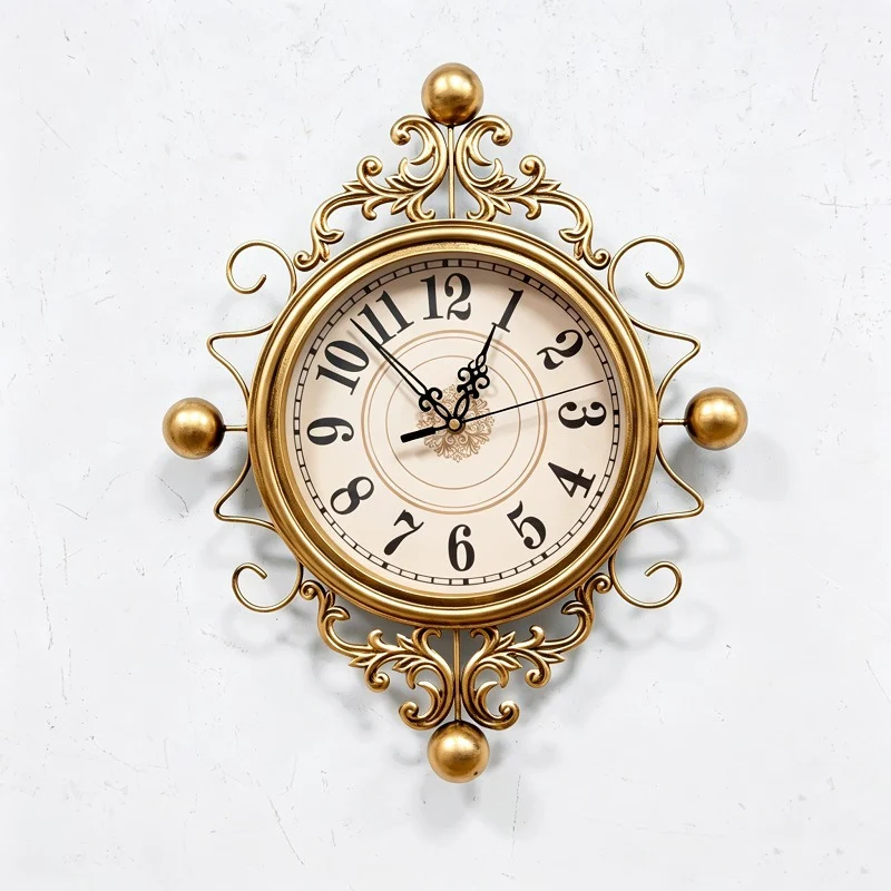 Vintage Dekorative Wanduhr mit Ornamentalem Design Brehn