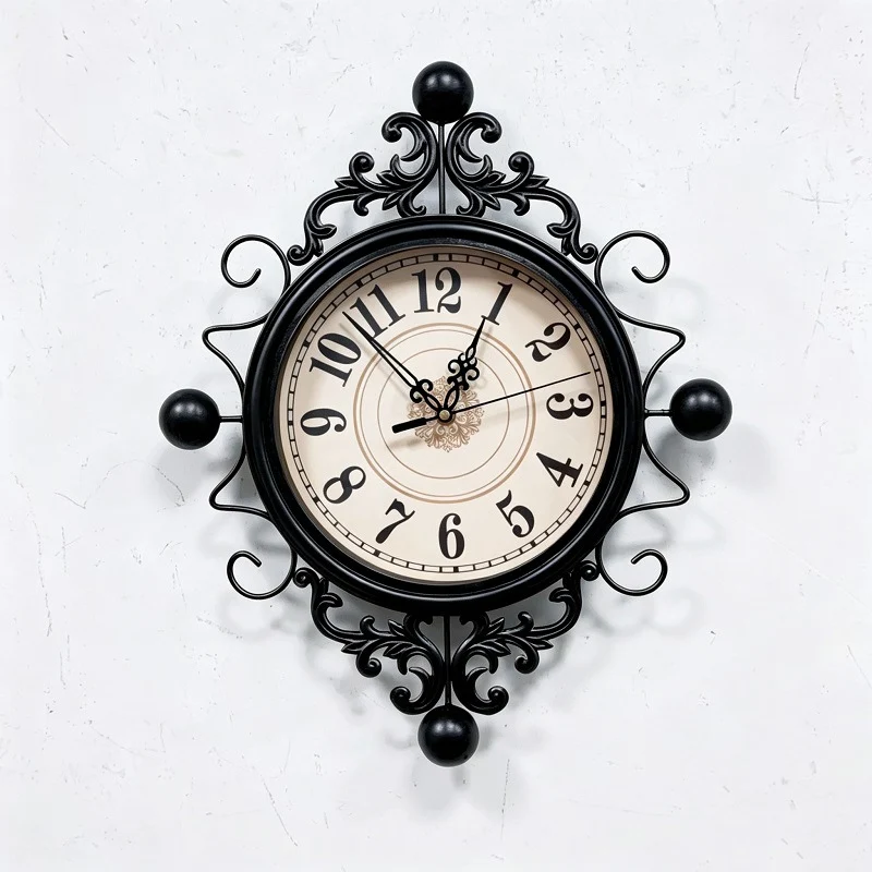 Vintage Dekorative Wanduhr mit Ornamentalem Design Brehn
