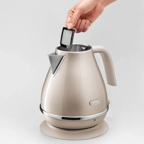 DeLonghi Icona Metallics 1.7L Wasserkocher - Beige | KBOT3001.BG