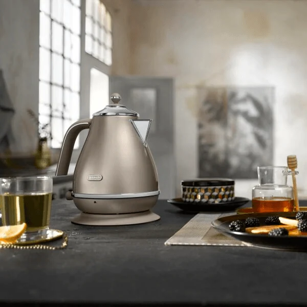 DeLonghi Icona Metallics 1.7L Wasserkocher - Beige | KBOT3001.BG