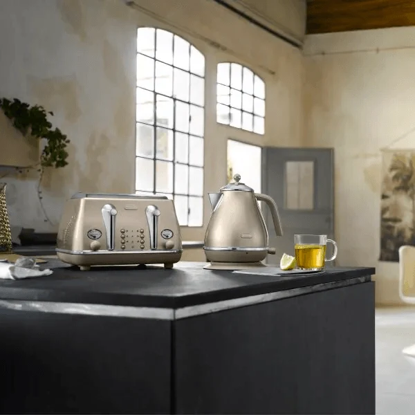 DeLonghi Icona Metallics 1.7L Wasserkocher - Beige | KBOT3001.BG