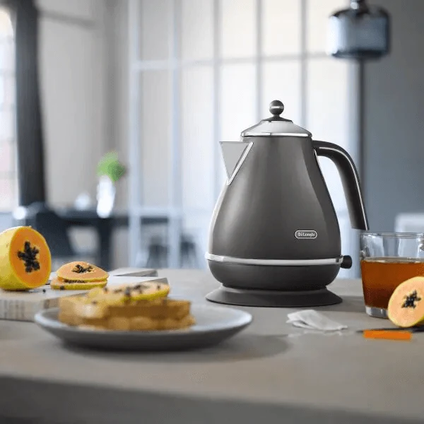 DeLonghi Icona Metallics 1.7L Wasserkocher - Grau | KBOT3001.GY