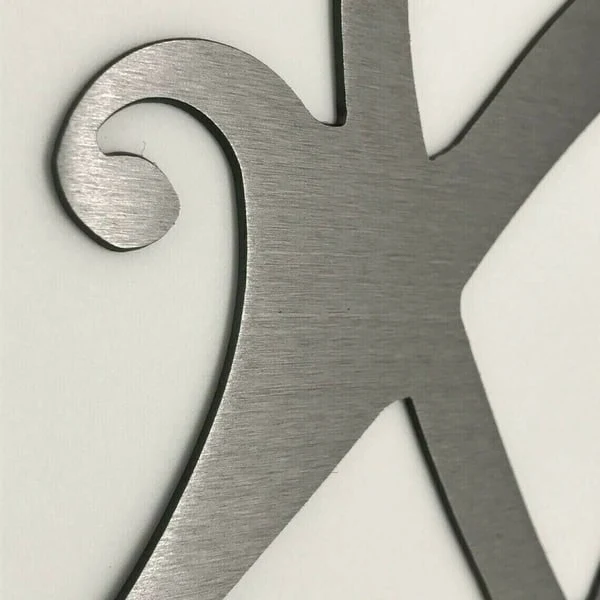 InfinityHeart Wanddekoration – Eisenskulptur mit Symbol der ewigen Liebe