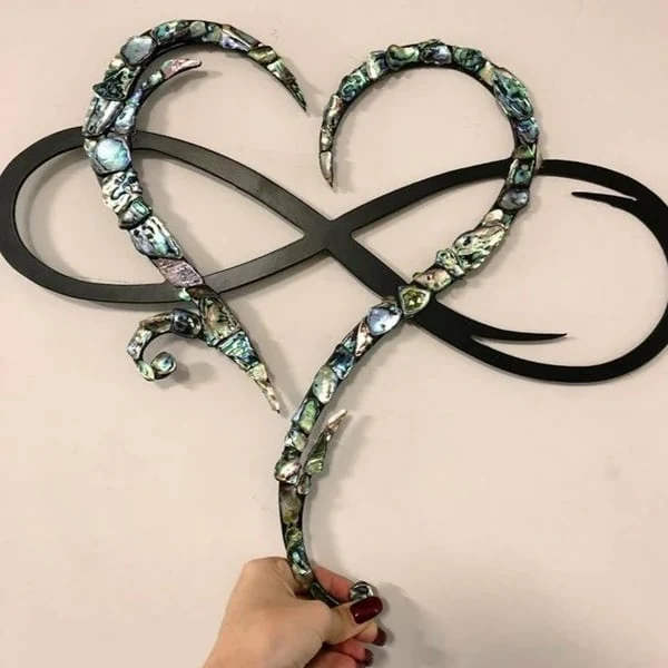 InfinityHeart Wanddekoration – Eisenskulptur mit Symbol der ewigen Liebe