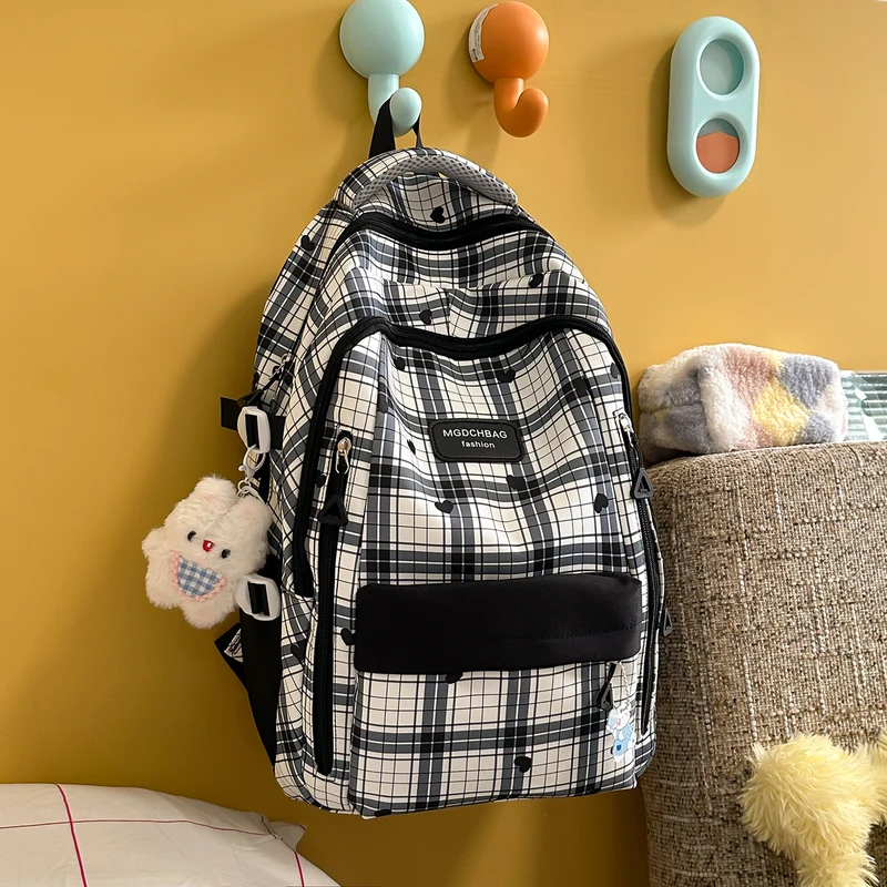 Stylische Karierte Rucksack mit Herz Akzenten Karnz