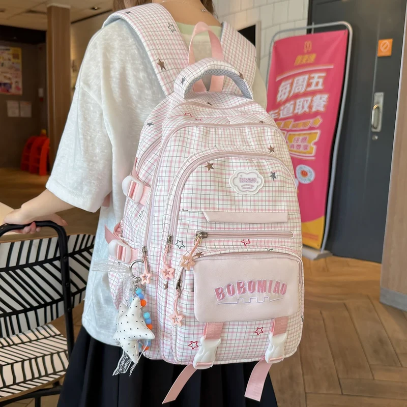 Stylische karierte Rucksack mit angebrachtem Schlüsselanhänger Karnz