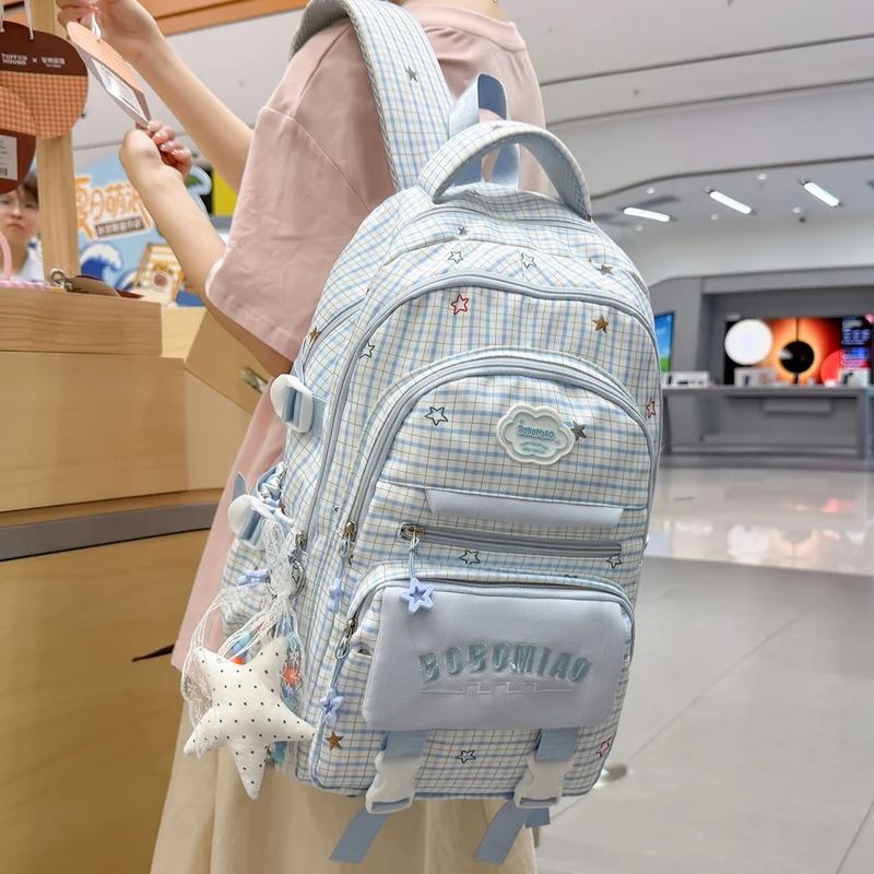 Stylische karierte Rucksack mit angebrachtem Schlüsselanhänger Karnz
