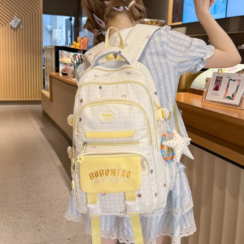 Stylische karierte Rucksack mit angebrachtem Schlüsselanhänger Karnz