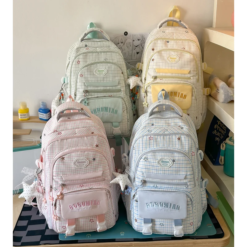 Stylische karierte Rucksack mit angebrachtem Schlüsselanhänger Karnz