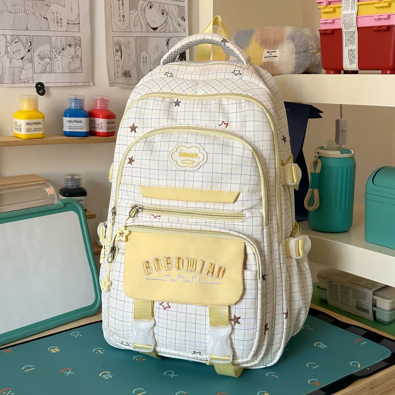 Stylische karierte Rucksack mit angebrachtem Schlüsselanhänger Karnz