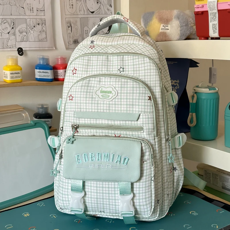 Stylische karierte Rucksack mit angebrachtem Schlüsselanhänger Karnz
