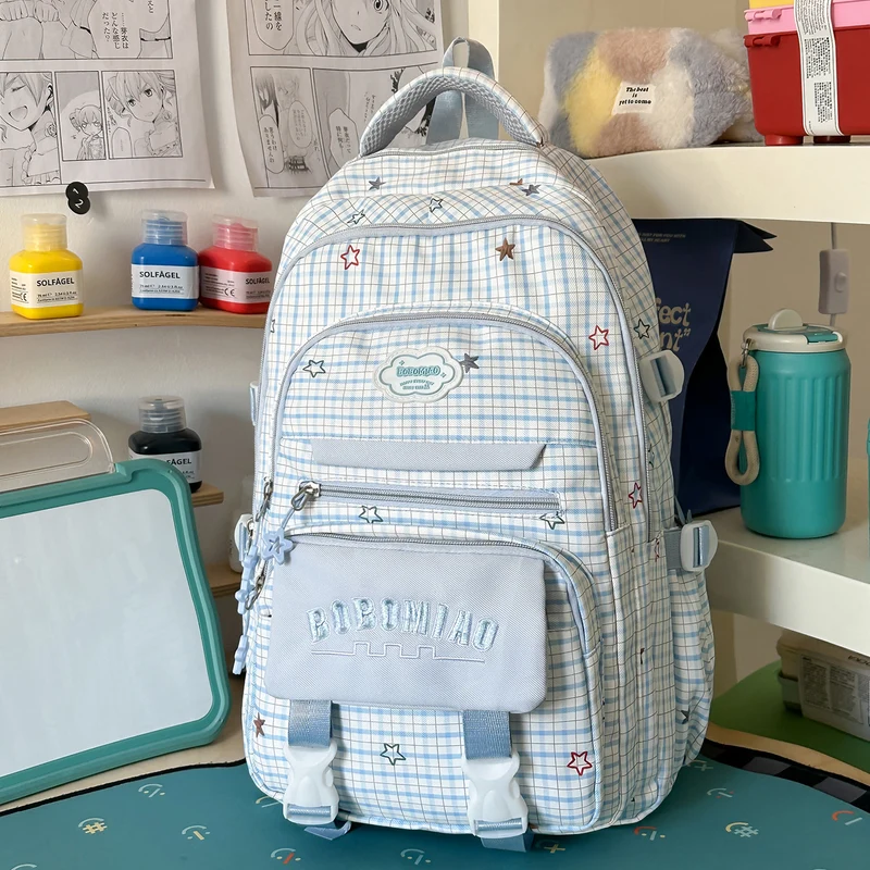 Stylische karierte Rucksack mit angebrachtem Schlüsselanhänger Karnz