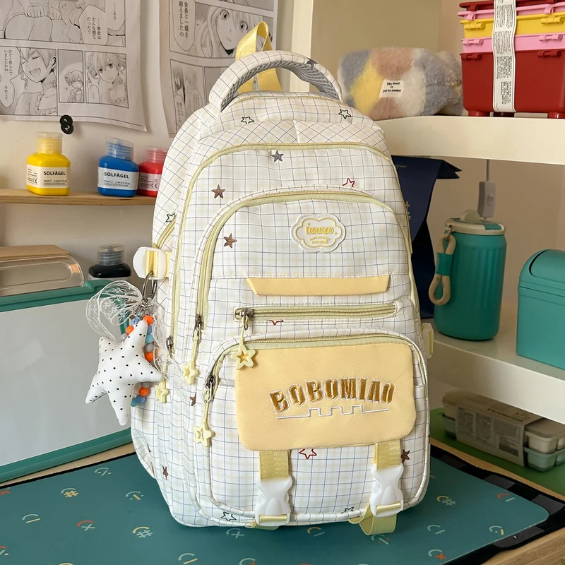 Stylische karierte Rucksack mit angebrachtem Schlüsselanhänger Karnz