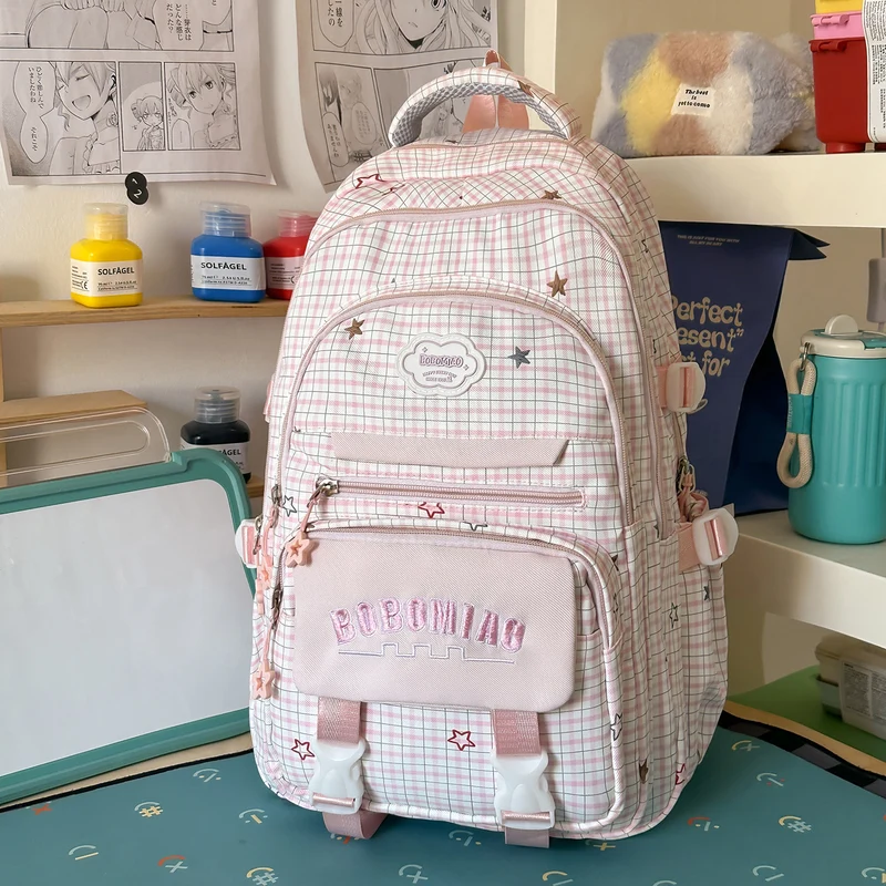 Stylische karierte Rucksack mit angebrachtem Schlüsselanhänger Karnz