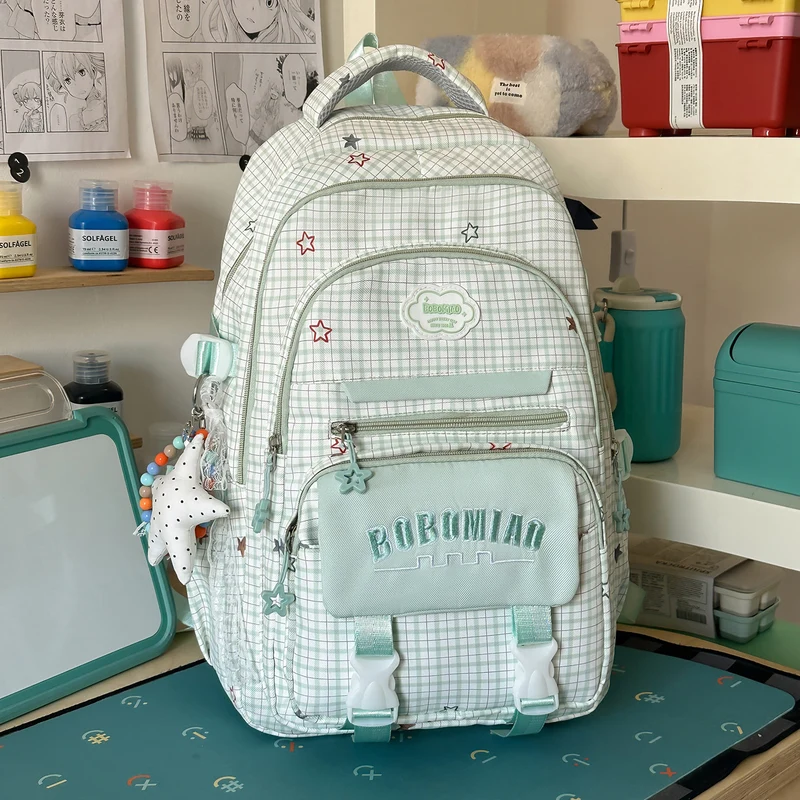 Stylische karierte Rucksack mit angebrachtem Schlüsselanhänger Karnz