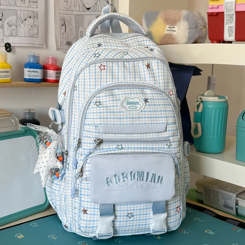 Stylische karierte Rucksack mit angebrachtem Schlüsselanhänger Karnz