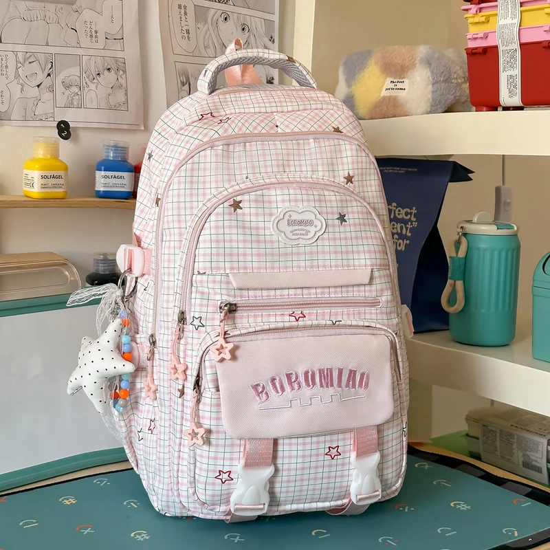 Stylische karierte Rucksack mit angebrachtem Schlüsselanhänger Karnz