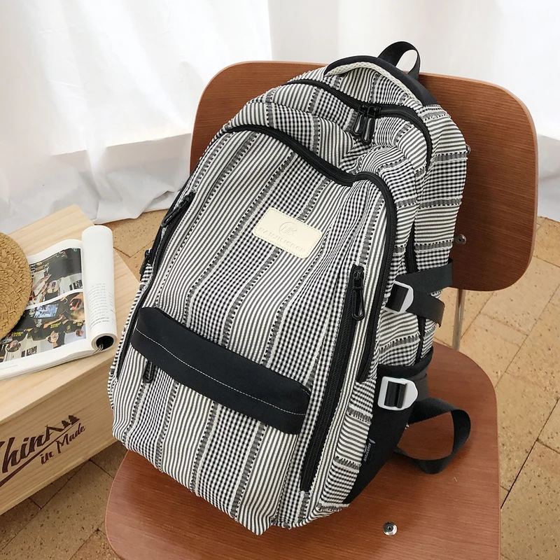 Gestreifter Rucksack mit Schlüsselanhänger Charm Karnz