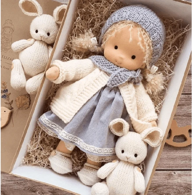 Poppi | Handgefertigte Waldorf Kuschelpuppe | Weich, Bio & Ungiftig