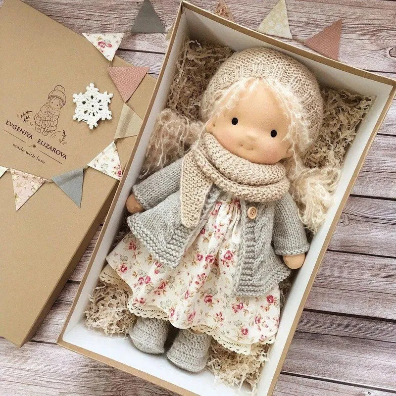Poppi | Handgefertigte Waldorf Kuschelpuppe | Weich, Bio & Ungiftig