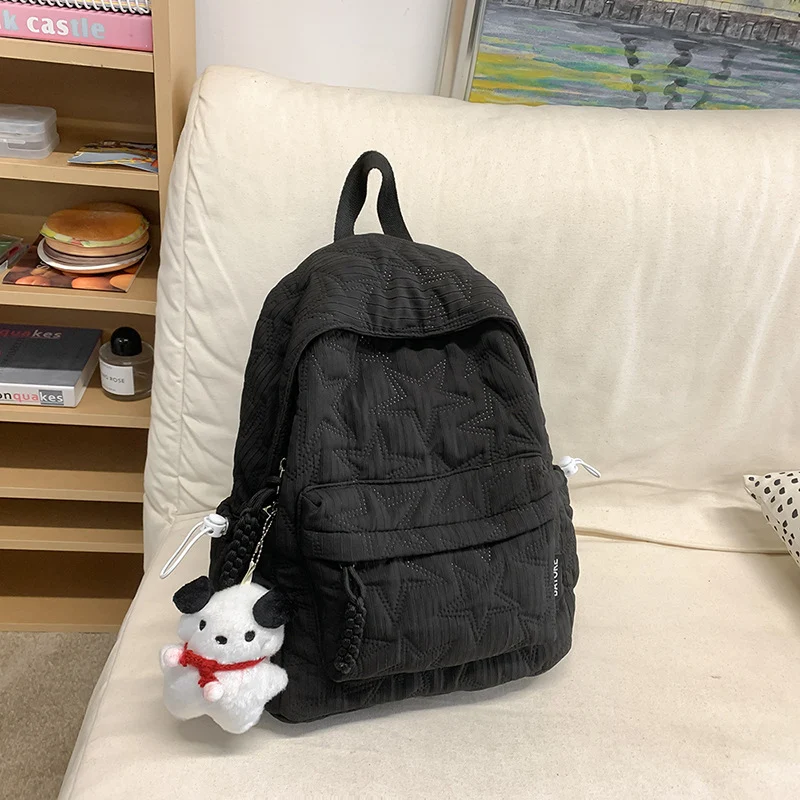 Gepolsterter Rucksack mit dekorativem Anhänger Karnz