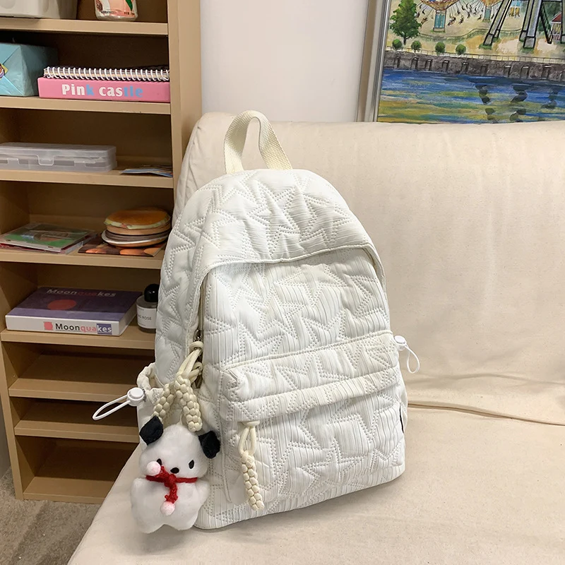 Gepolsterter Rucksack mit dekorativem Anhänger Karnz