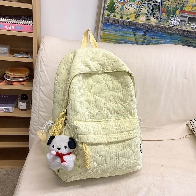 Gepolsterter Rucksack mit dekorativem Anhänger Karnz