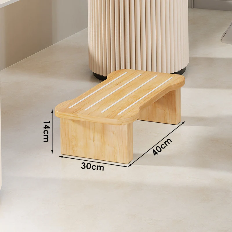 Niedriger Holztritt mit rutschfesten Streifen und kurviger ergonomischer Oberfläche
