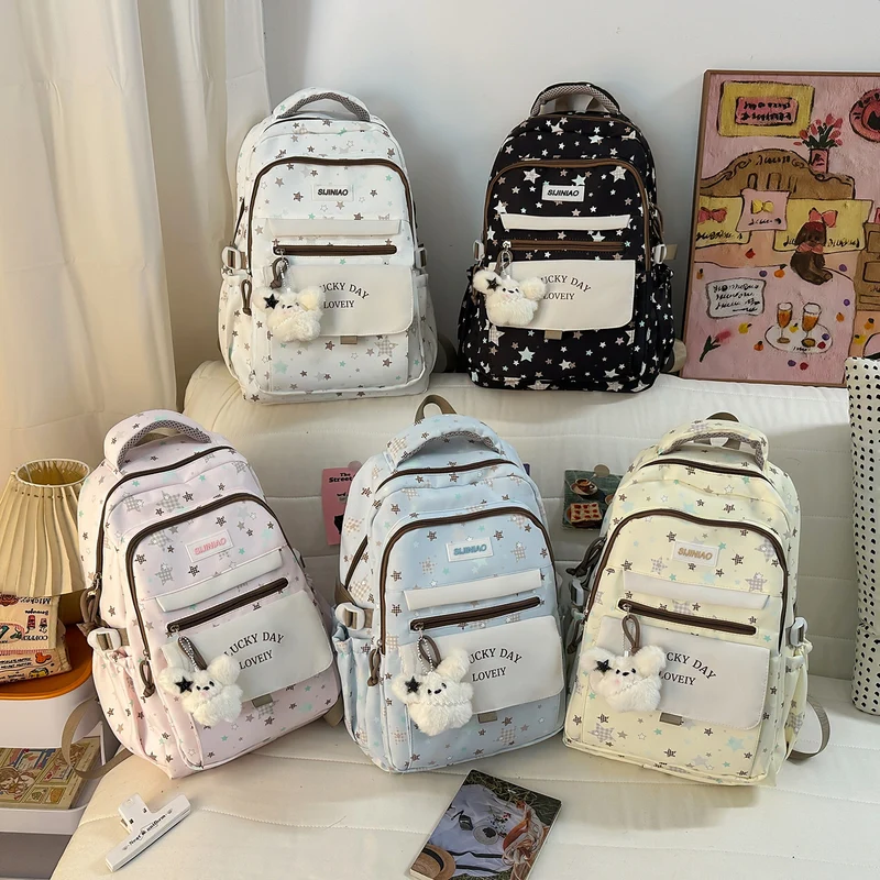 Mehrfach-Taschen Rucksack mit Plüsch Charm Karnz