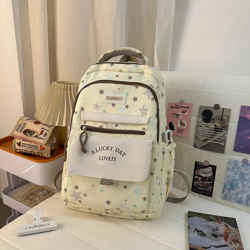 Mehrfach-Taschen Rucksack mit Plüsch Charm Karnz