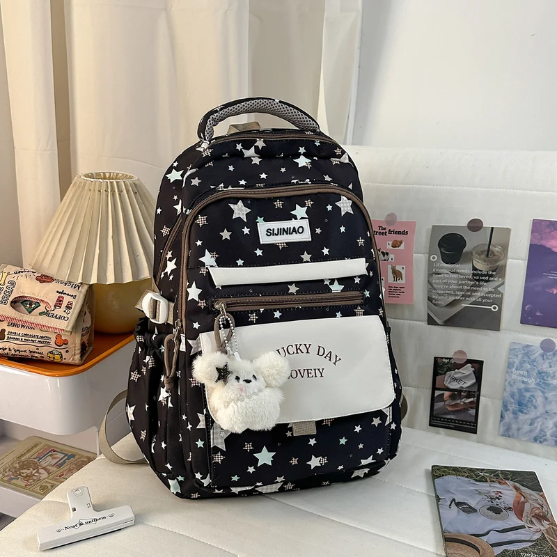 Mehrfach-Taschen Rucksack mit Plüsch Charm Karnz