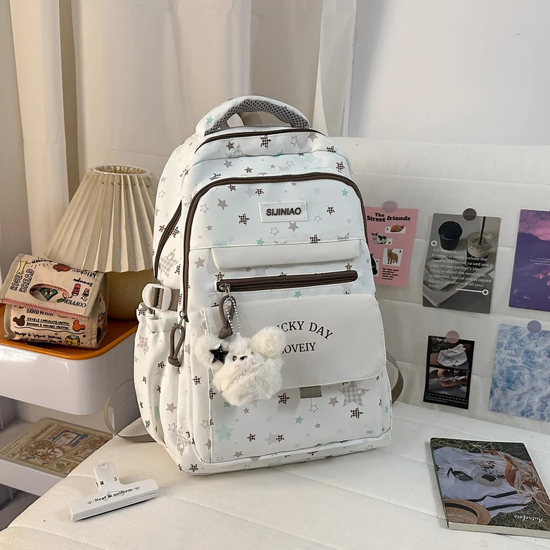 Mehrfach-Taschen Rucksack mit Plüsch Charm Karnz