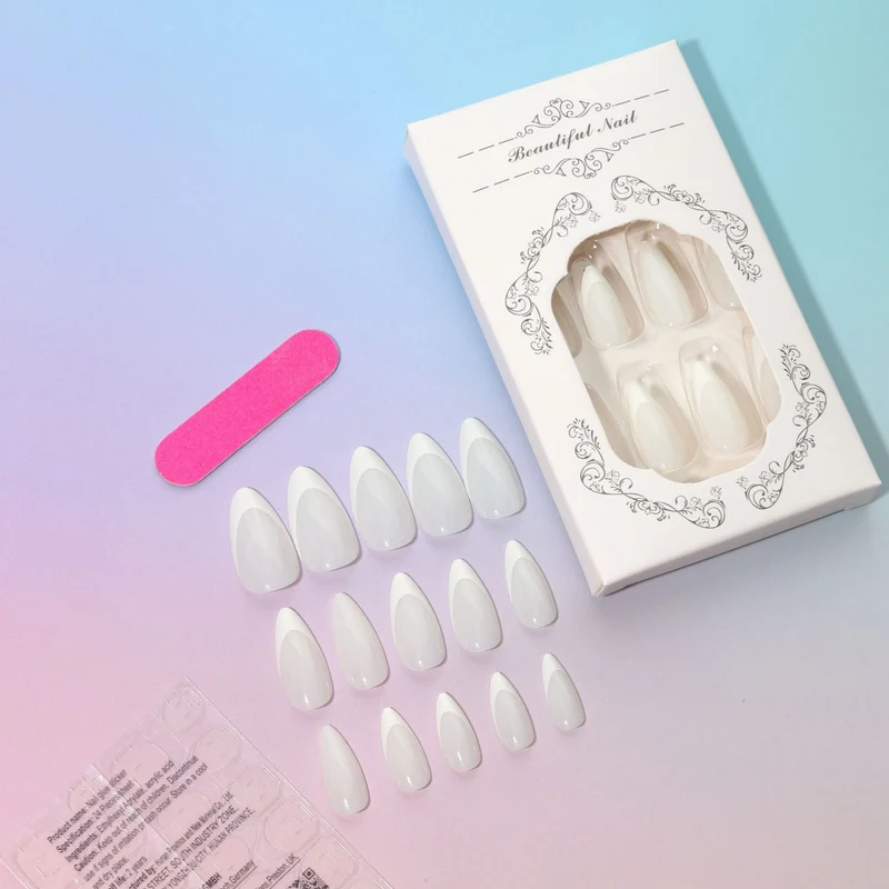 Lange Stiletto-Nagelverlängerungen