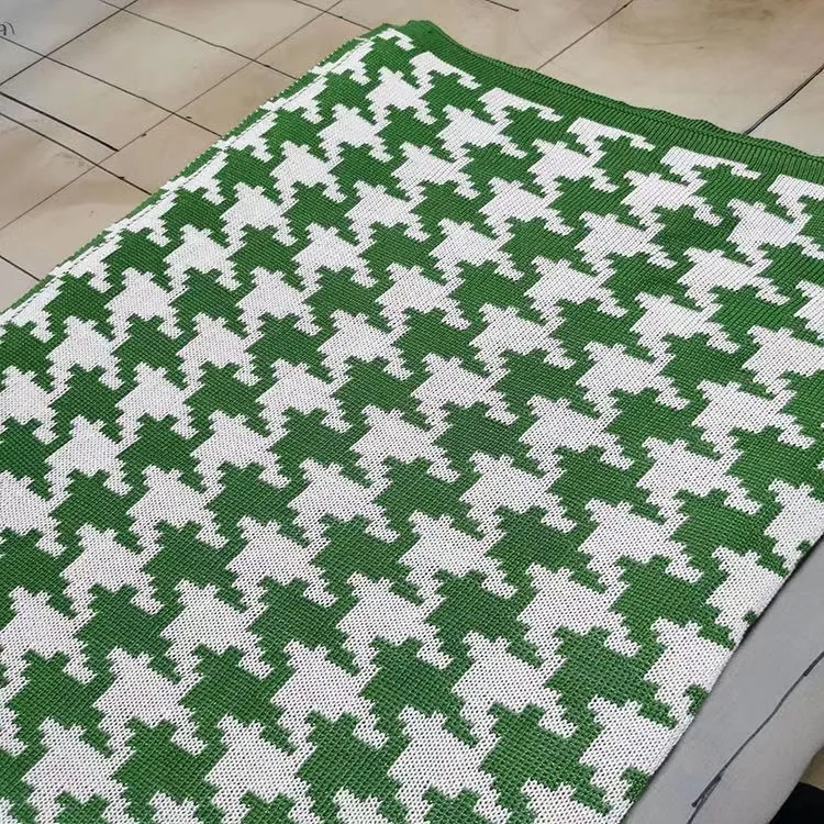 Hahnentrittmuster Strickwurfdecke