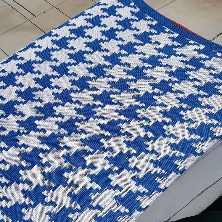 Hahnentrittmuster Strickwurfdecke
