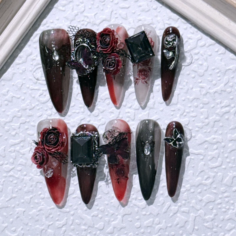 Aufwendig gestaltete gotische Nagelkunst