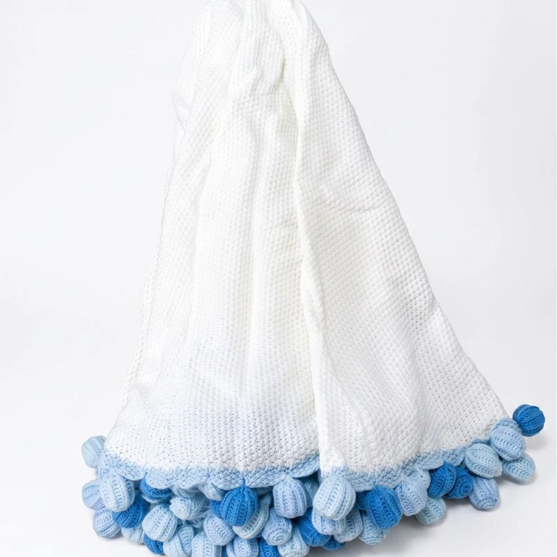 Pom-Pom Strickwurfdecke